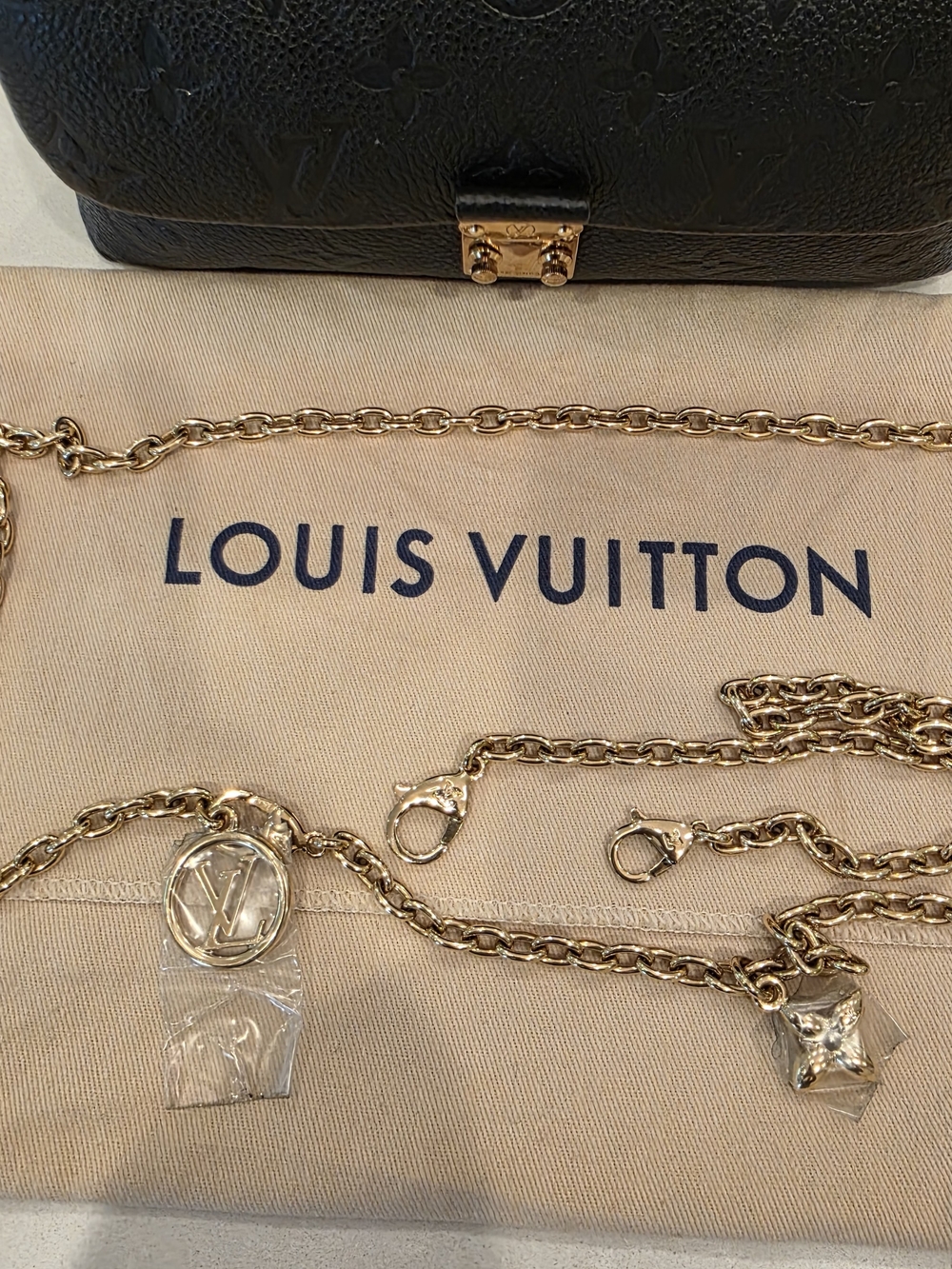 💯 Authentic Louis Vuitton Black Nano Madeleine - Picture 15 of 17